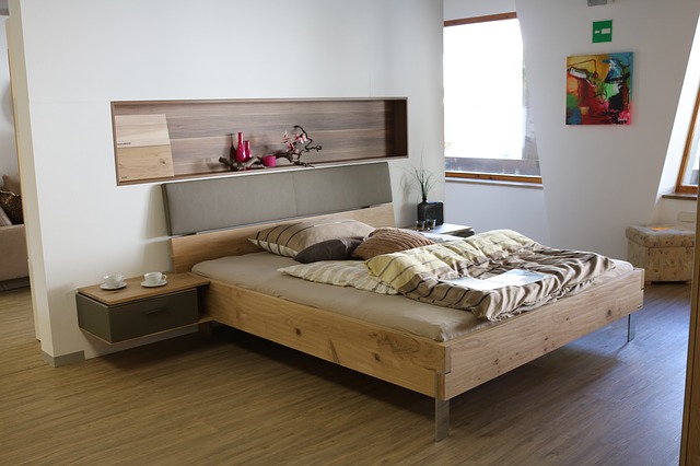 otevřená ložnice, dřevěná postel