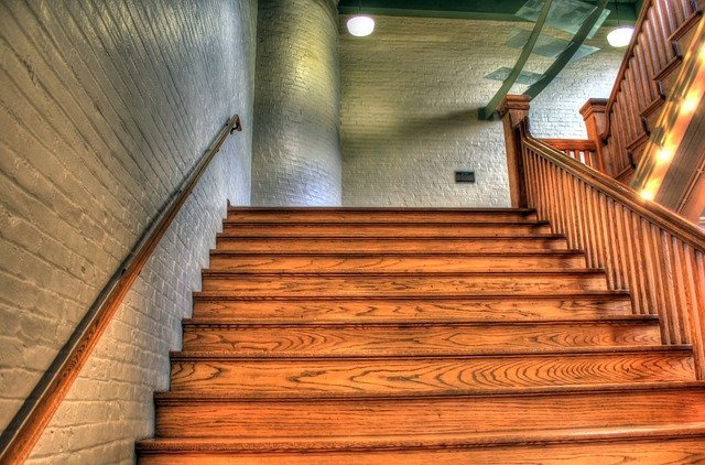 klasické dřevěné schody